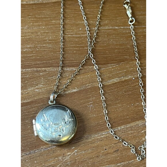 Vintage Gold Filled Etched Round Photo Locket Pendant Necklace - Picture 2 of 6